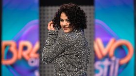 Felul în care defilează Constanția, luat la disecat de celelalte concurente. Aspirantele la marele premiu au imitat-o pe tânără: „Are un mers amuzant”